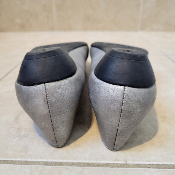 Cute Naturalizer Grey Metallic Snake skin flats heels with belt buckle design - Picture 3 of 5